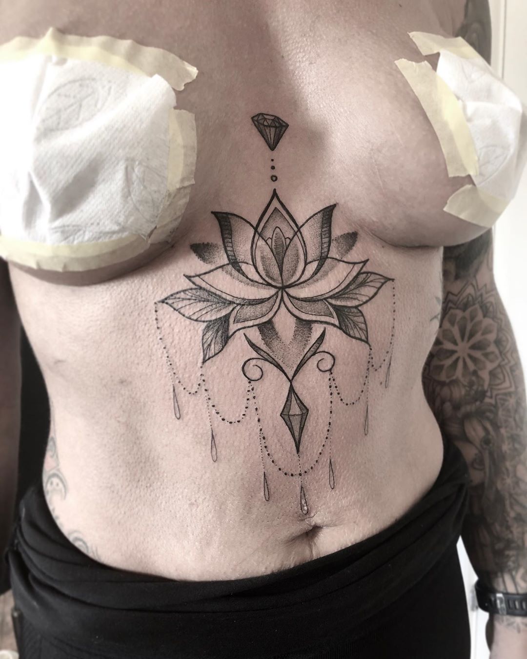 blomster underboob tattoo fra nickie