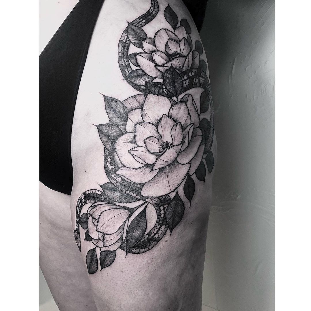Blomster tattoo fra Nicki
