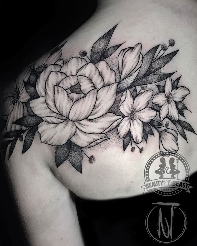 Blomster tattoo på skuldren