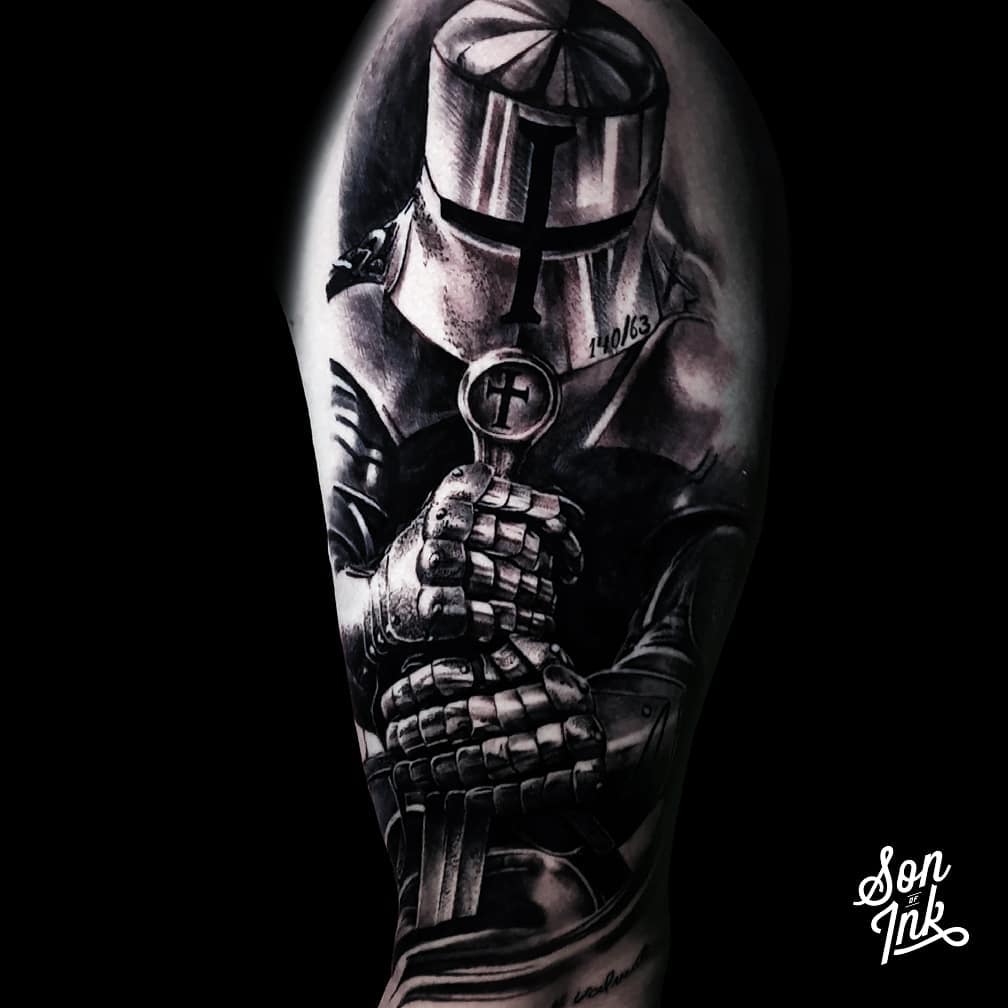 realistisk ridder tattoo fra son of ink