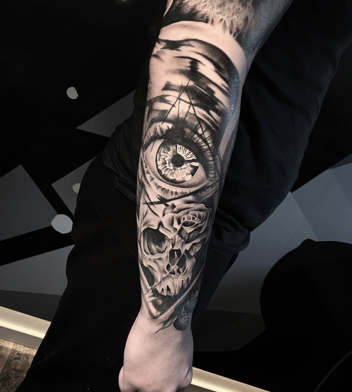 øje, kranie og en rose black and grey tatovering på armen fra Morten