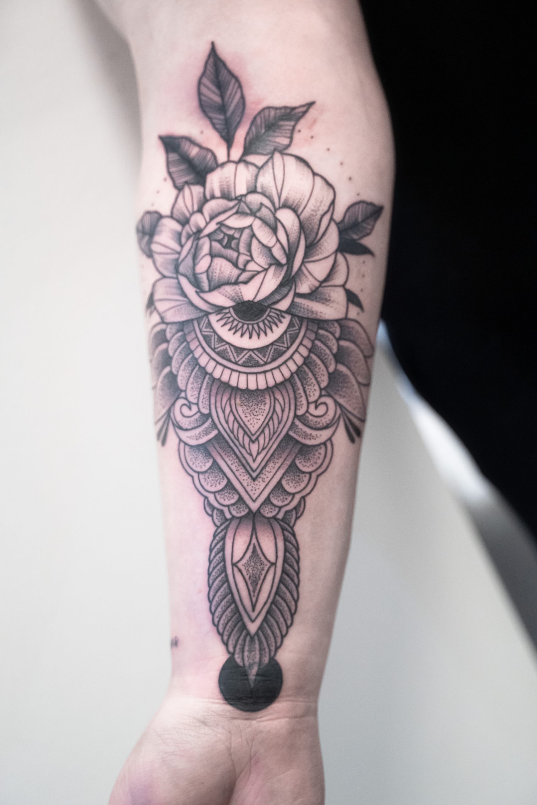 Mandala and Dotwork tattoo fra Jeppe i Beauty and the Beast Tattoo