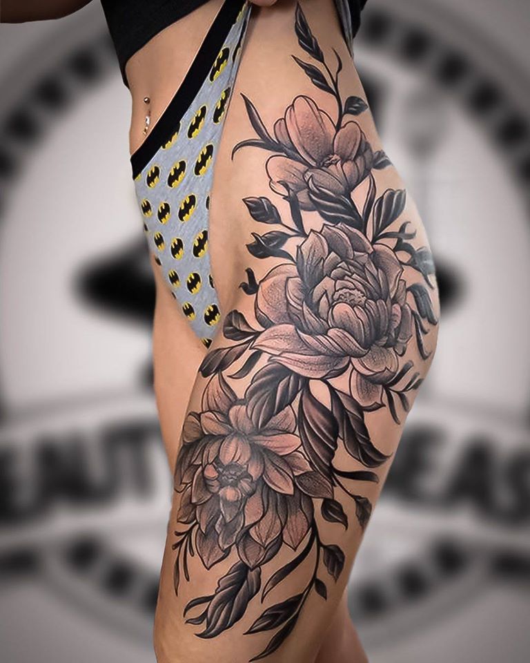 Blomster tattoo på hoften fraGert